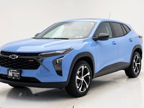 Used 2024 Chevrolet Trax RS w/ Sunroof Package image 2