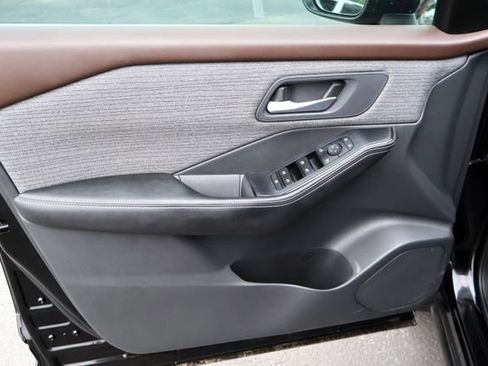 Used 2022 Nissan Rogue SV image 25