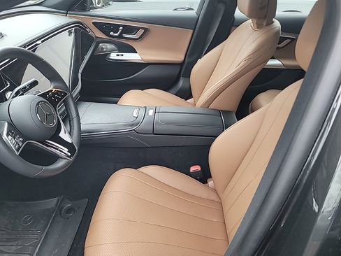 Used 2025 Mercedes-Benz E 350 4MATIC Sedan image 4