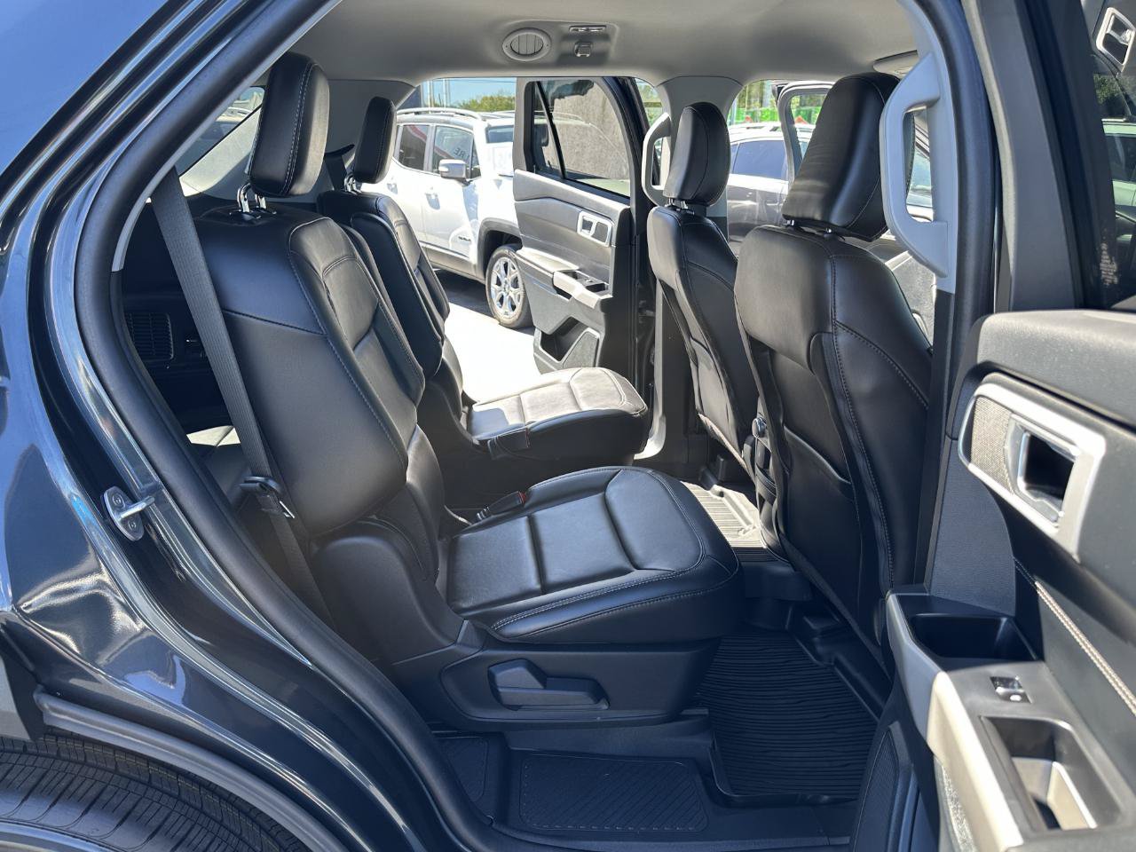 Used 2022 Ford Explorer XLT w/ Equipment Group 202A AWD/4WD image 38
