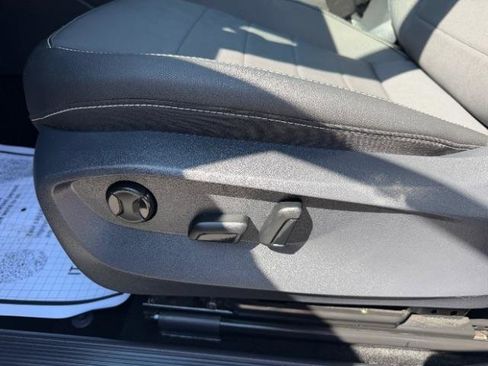 Used 2024 Volkswagen Taos SE w/ Panoramic Sunroof Package image 17