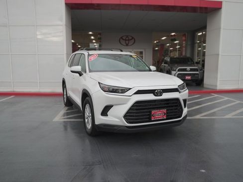 Used 2024 Toyota Grand Highlander XLE image 2