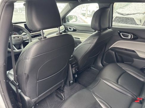 Used 2025 Jeep Compass Limited image 18