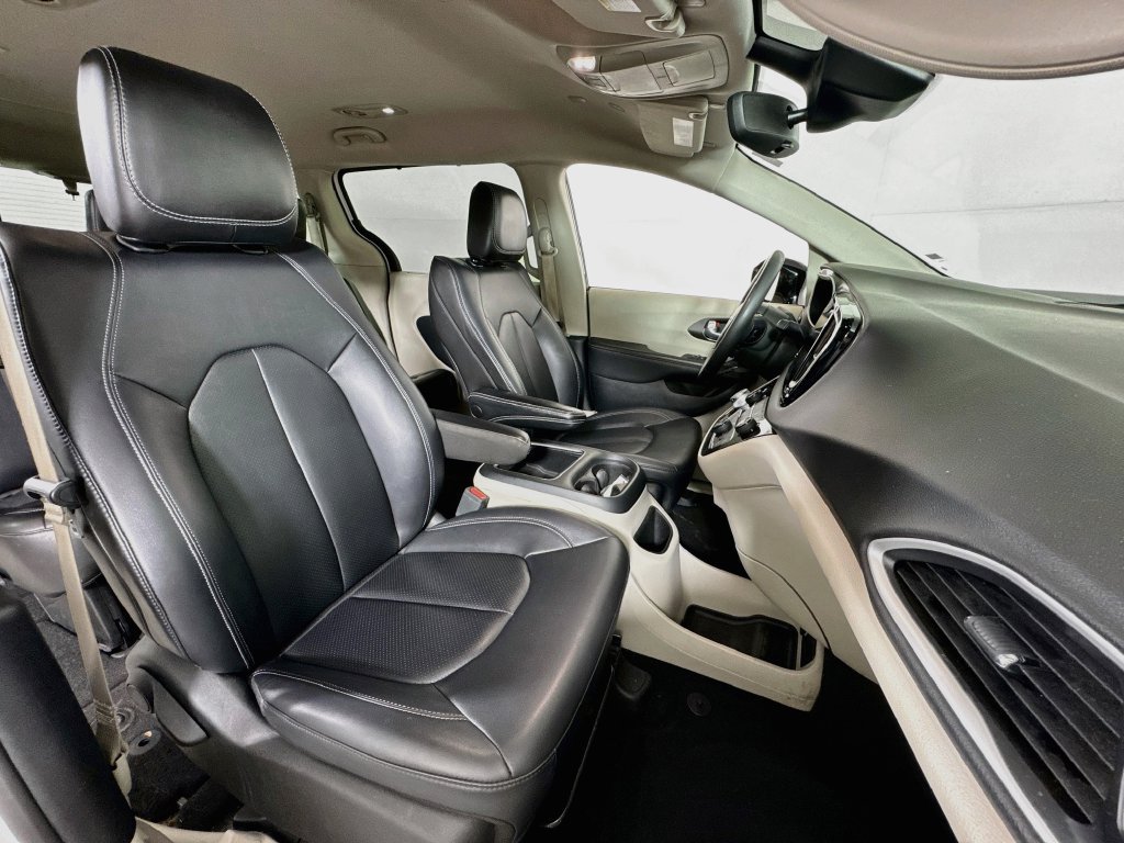 Used 2024 Chrysler Pacifica Touring-L FWD image 28