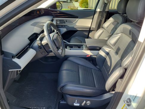 Used 2025 Lincoln Nautilus Reserve AWD/4WD image 23