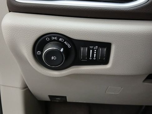 Used 2020 Chrysler Pacifica Touring-L image 15