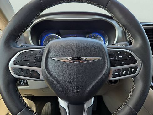 Used 2024 Chrysler Pacifica Touring-L FWD image 24