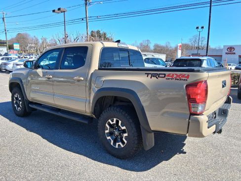 Used 2017 Toyota Tacoma TRD Off-Road w/ Premium & Technology Package image 5