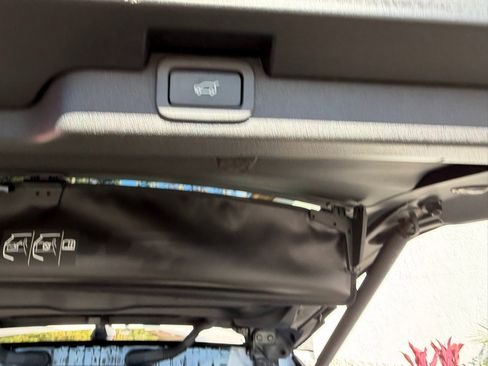 Used 2019 Land Rover Discovery SE image 46