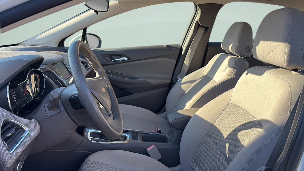 Used 2018 Chevrolet Cruze LT FWD image 9