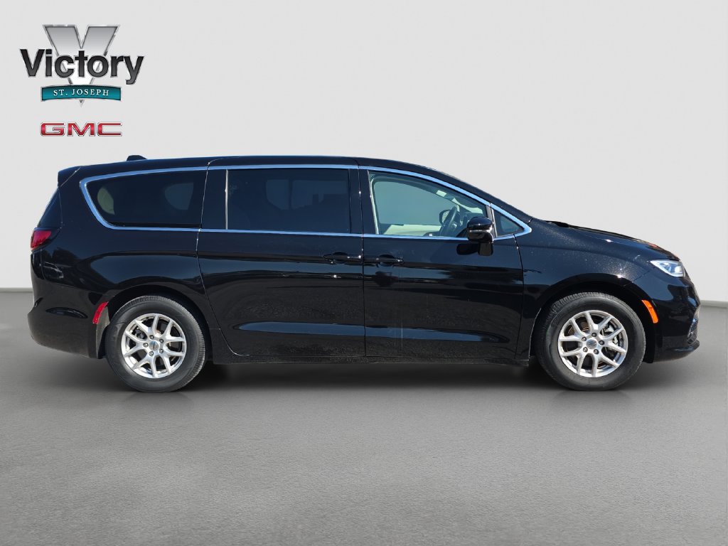 Used 2024 Chrysler Pacifica Touring-L FWD image 19