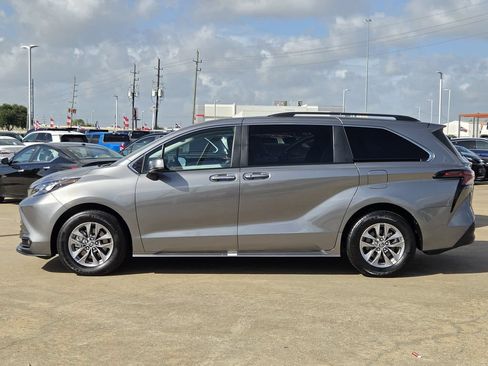 Used 2026 Toyota Sienna XLE FWD image 6