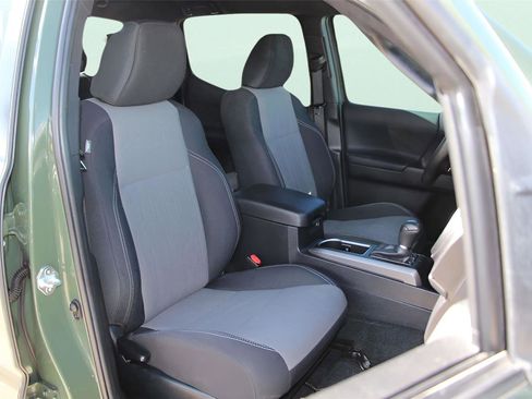 Used 2022 Toyota Tacoma TRD Sport w/ Technology Package image 31