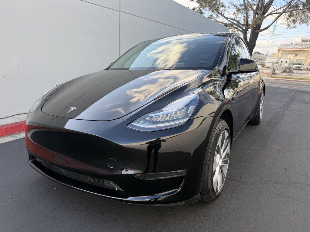 Used 2023 Tesla Model Y AWD image 1