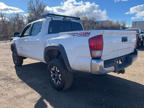 Used 2017 Toyota Tacoma TRD Off-Road image 3
