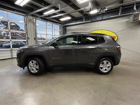 Used 2022 Jeep Compass Latitude image 2