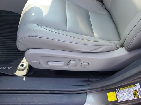 Used 2017 Toyota Highlander XLE AWD/4WD image 19