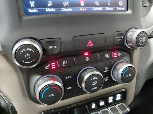 Used 2020 RAM 1500 Laramie AWD/4WD image 32