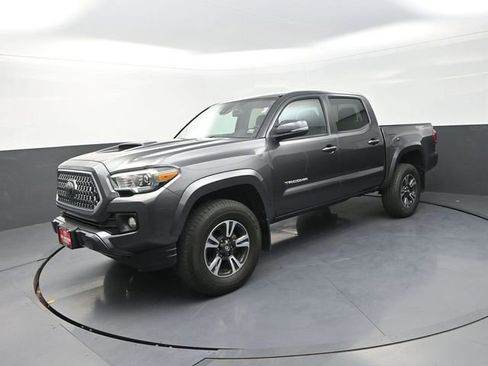 Used 2019 Toyota Tacoma TRD Sport image 3