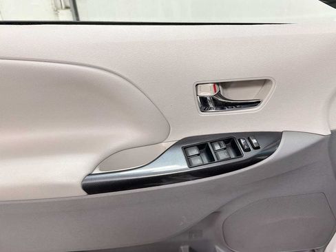 Used 2014 Toyota Sienna SE FWD image 15