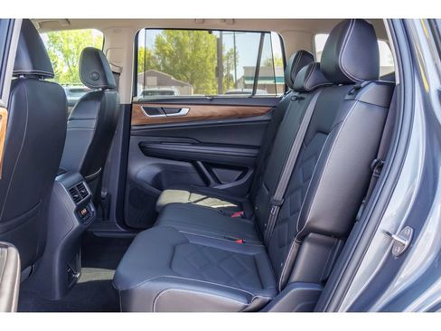 Used 2025 Volkswagen Atlas SE AWD/4WD image 13