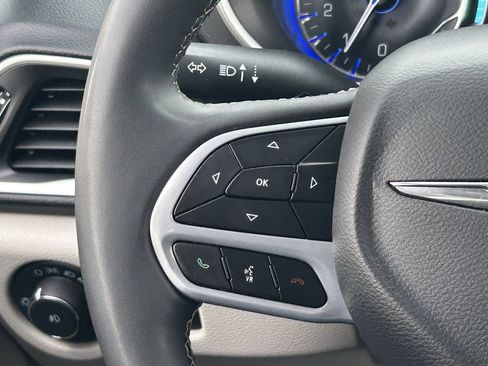 Used 2023 Chrysler Pacifica Touring-L FWD image 23