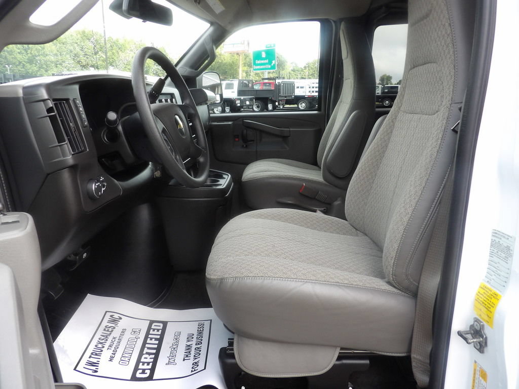 Used 2025 Chevrolet Express 3500 LT w/ LT Preferred Equipment Group RWD image 17