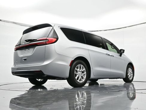 New 2026 Chrysler Pacifica Select image 38