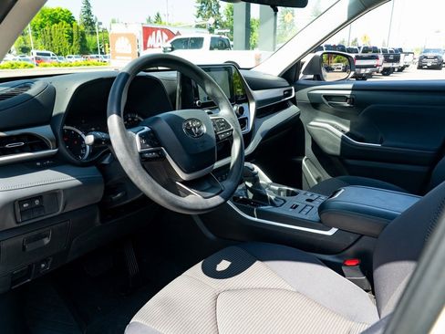 Used 2023 Toyota Highlander L image 18
