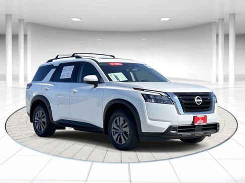Used 2025 Nissan Pathfinder SV w/ SV Premium Package image 5
