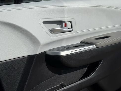 Used 2025 Toyota Sienna XLE FWD image 29