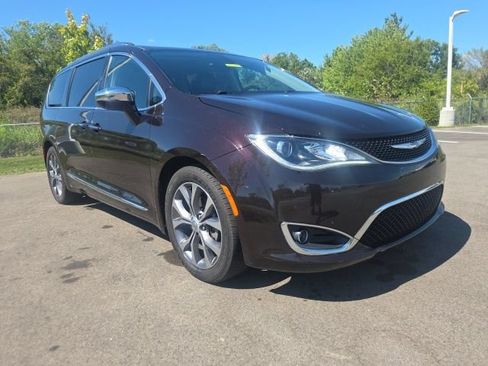 Used 2017 Chrysler Pacifica Limited w/ UConnect Theater Package FWD image 1