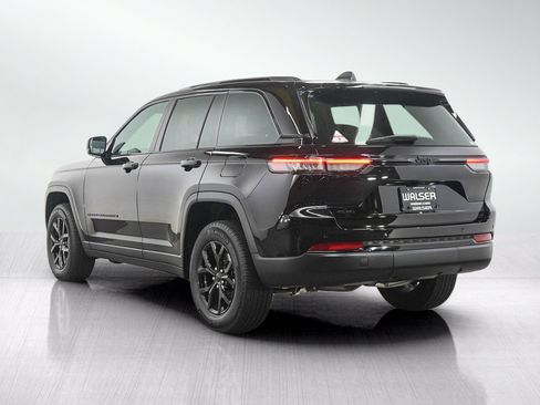 Used 2024 Jeep Grand Cherokee Altitude AWD/4WD image 3