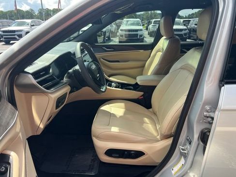 Used 2023 Jeep Grand Cherokee Limited w/ Luxury Tech Group II AWD/4WD image 7