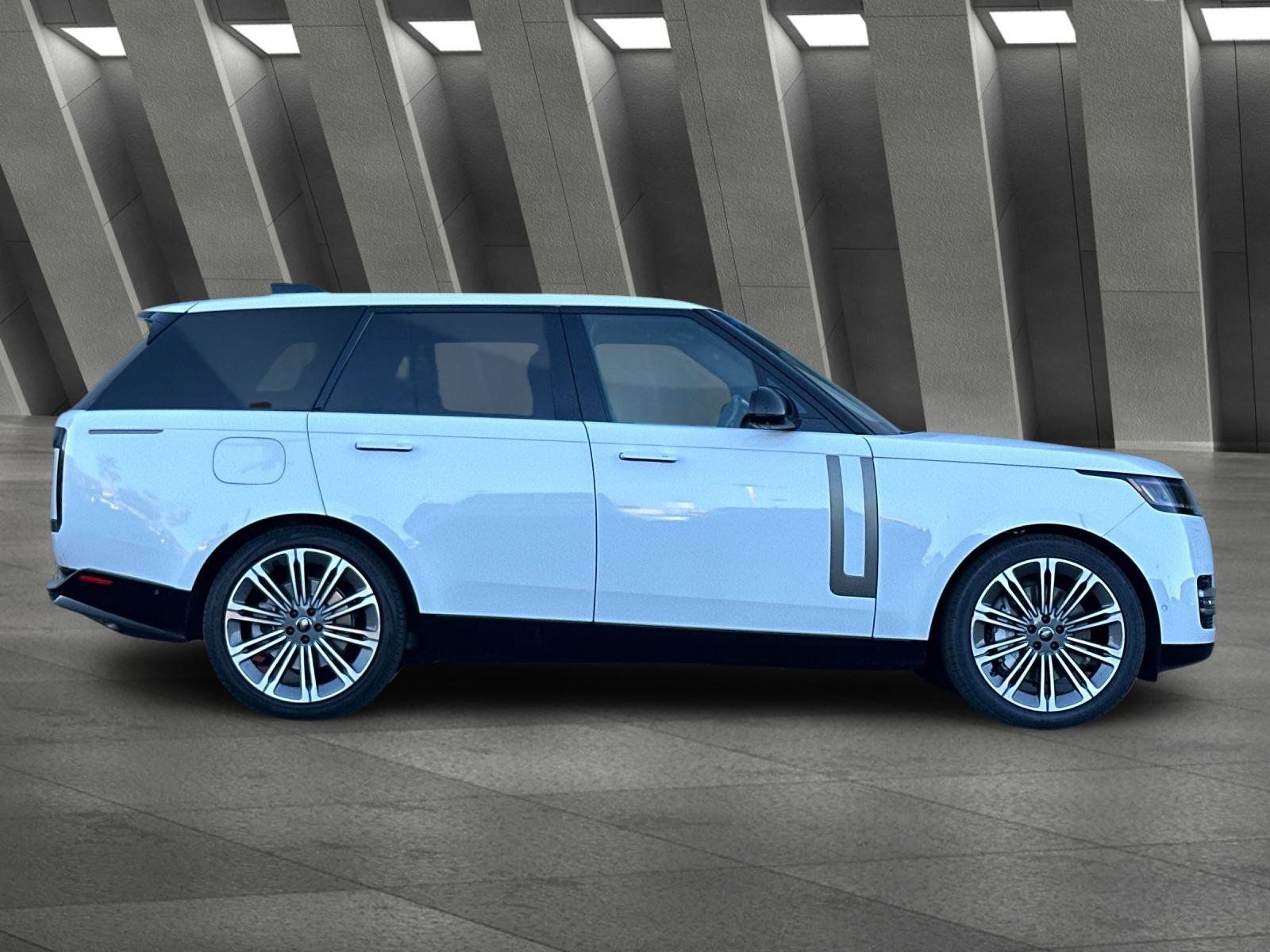 Used 2024 Land Rover Range Rover SE AWD/4WD image 3