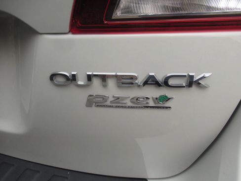 Used 2017 Subaru Outback 2.5i Premium AWD/4WD image 10