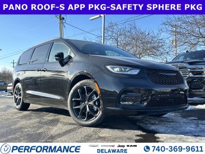 New 2026 Chrysler Pacifica Select w/ S Appearance Package