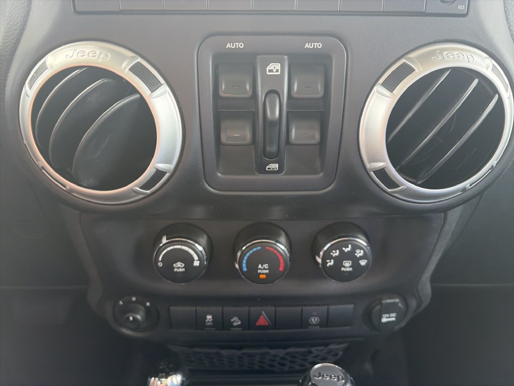Used 2017 Jeep Wrangler Unlimited Sahara w/ Connectivity Group AWD/4WD image 22