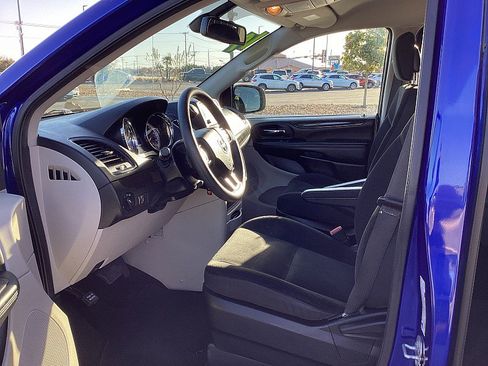 Used 2019 Dodge Grand Caravan SE w/ UConnect Hands-Free Group image 9