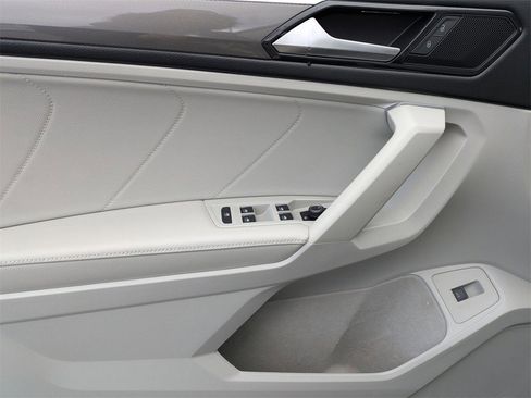 Used 2022 Volkswagen Tiguan SE R-Line image 10