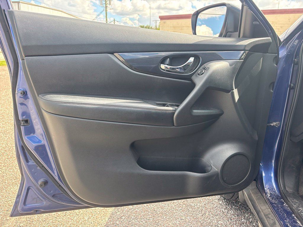 Used 2018 Nissan Rogue SV FWD image 11