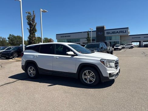 Used 2024 GMC Terrain SLE FWD image 1