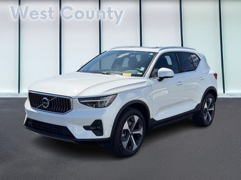 Certified 2025 Volvo XC40 B5 Plus AWD/4WD image 9