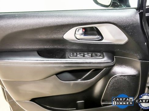 Used 2022 Chrysler Pacifica Touring image 21