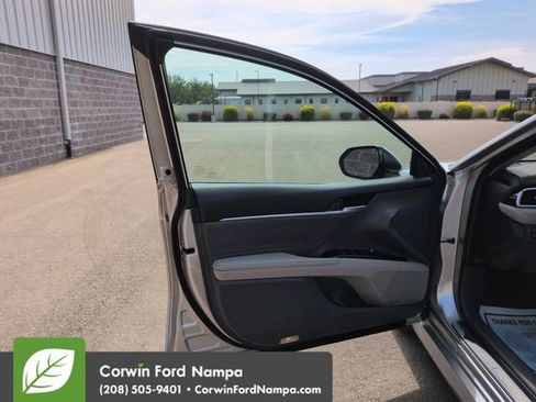 Used 2018 Toyota Camry XLE FWD image 10