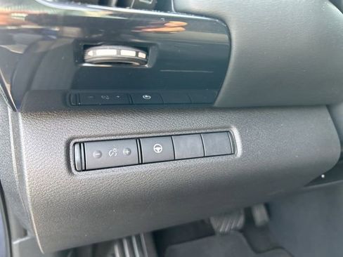 Used 2024 Nissan Pathfinder SV image 13