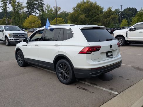 Used 2024 Volkswagen Tiguan SE w/ Panoramic Sunroof Package AWD/4WD image 6
