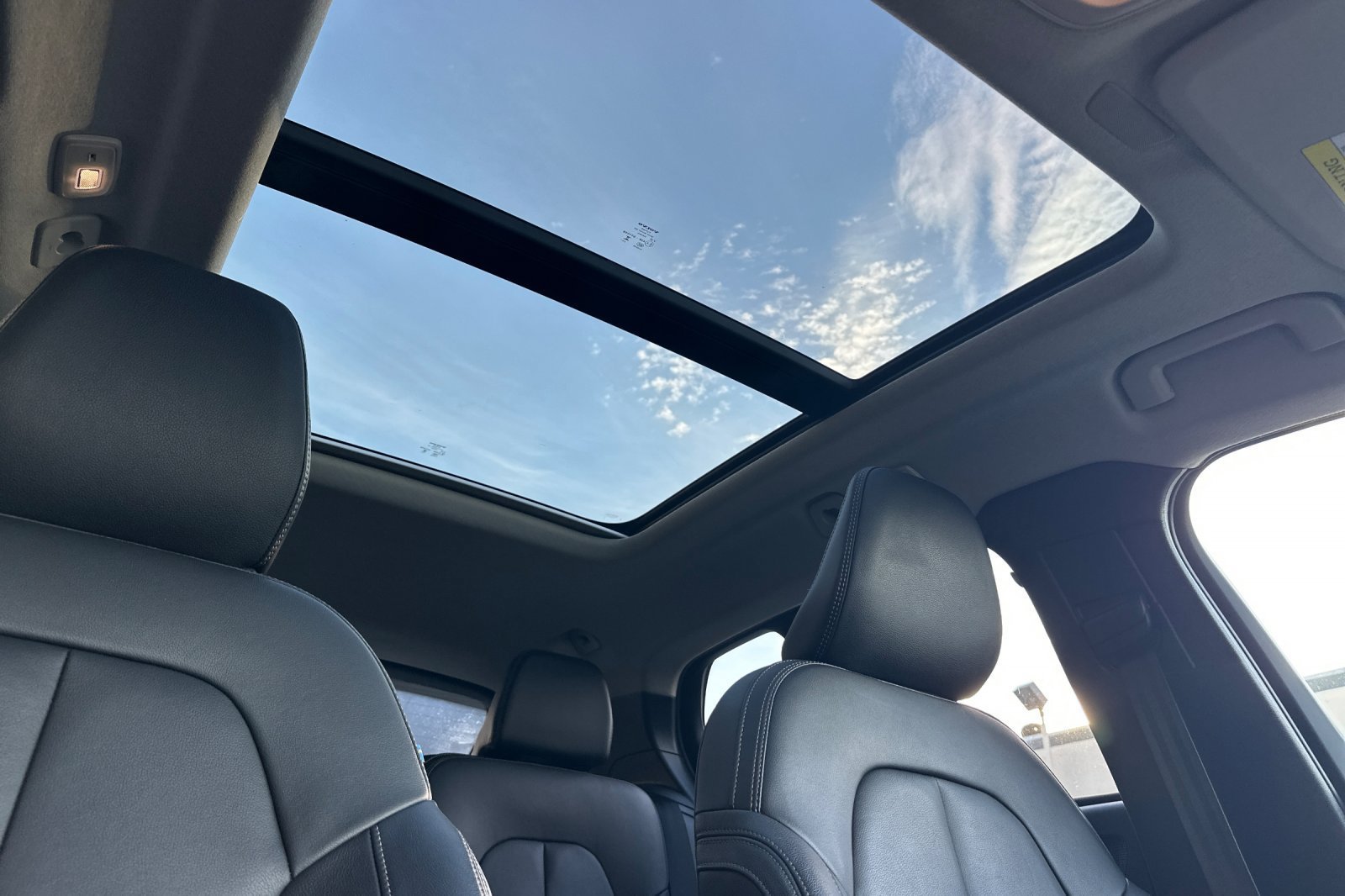 Certified 2025 Volvo XC40 B5 Plus AWD/4WD image 20