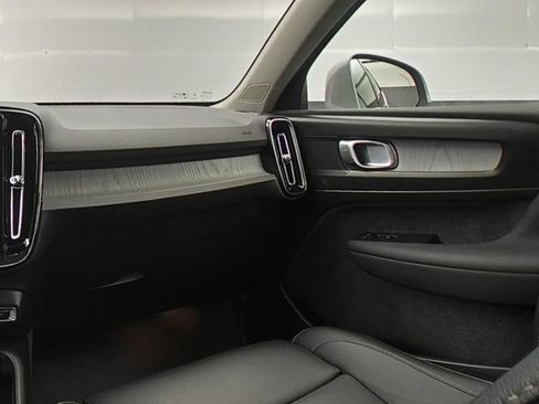 Used 2025 Volvo XC40 B5 Plus image 17