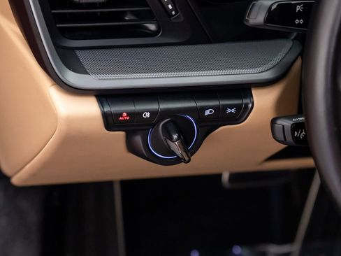 Used 2022 Porsche 911 Carrera image 19